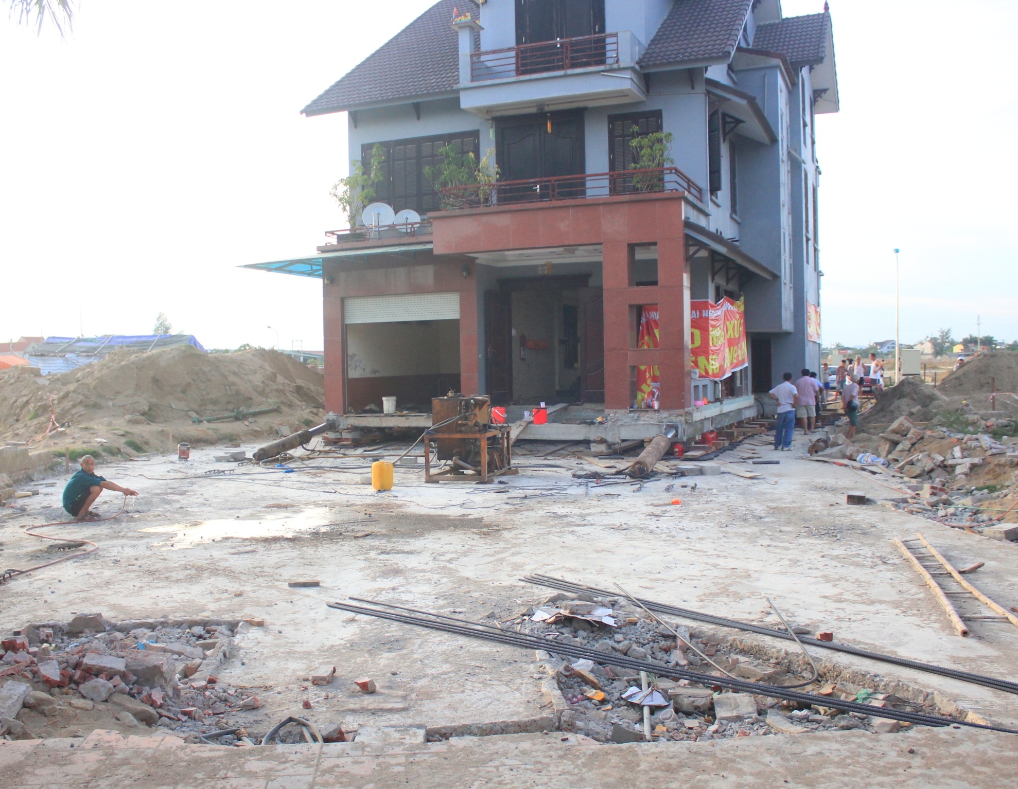 'Than den' o Nghe An hoan thanh viec di doi biet thu 800 tan anh 11