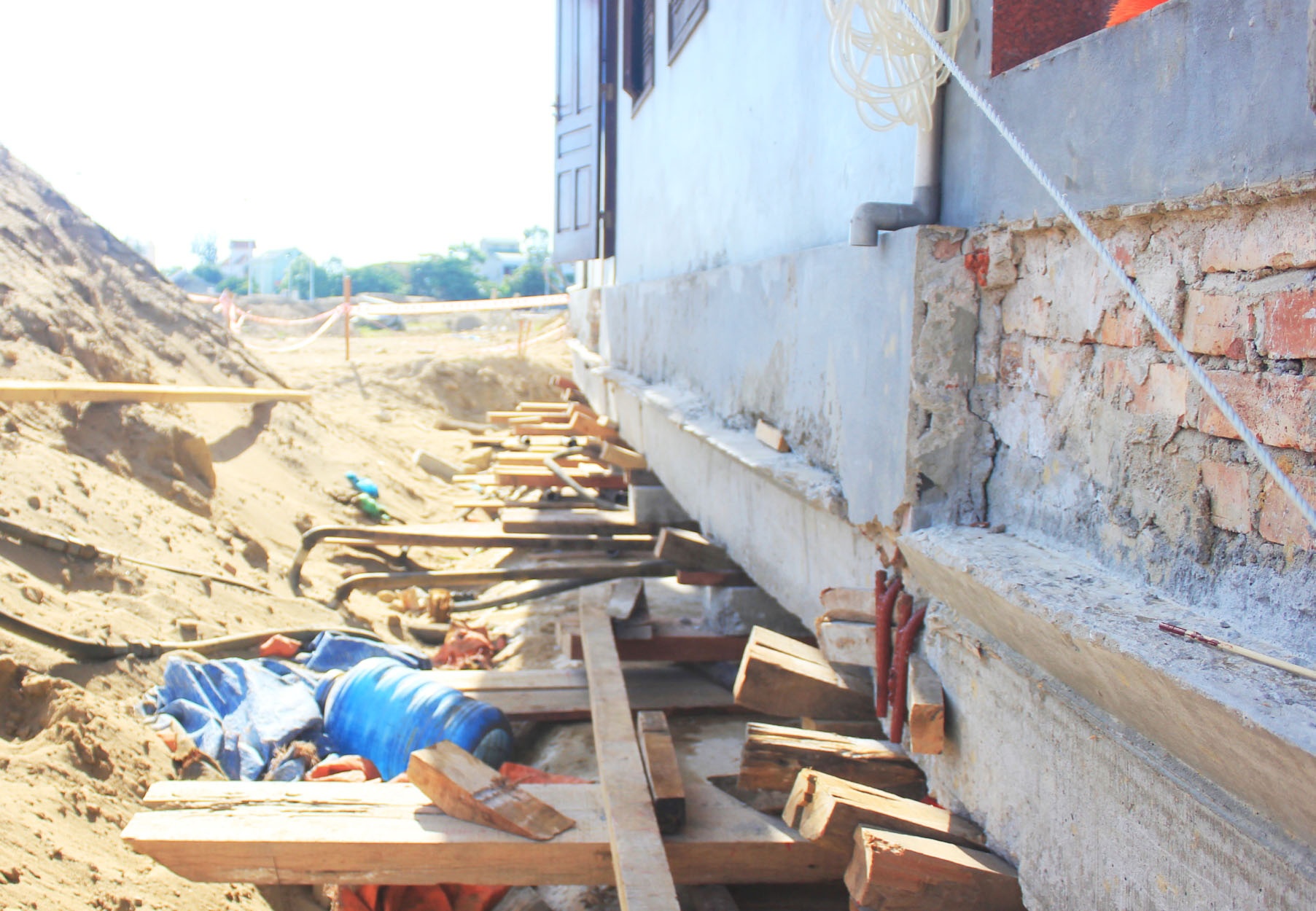 'Than den' o Nghe An hoan thanh viec di doi biet thu 800 tan anh 12