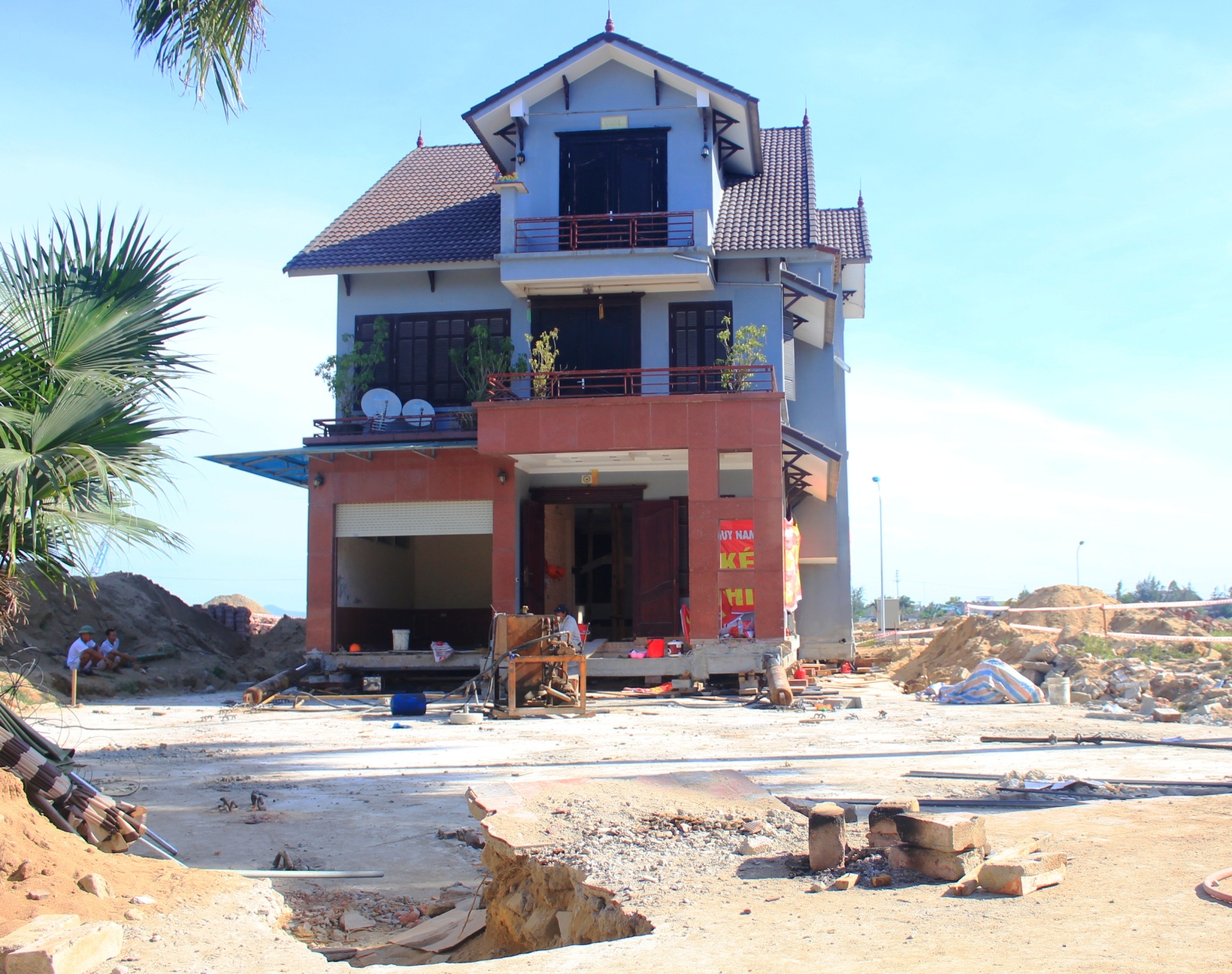 'Than den' o Nghe An hoan thanh viec di doi biet thu 800 tan anh 1