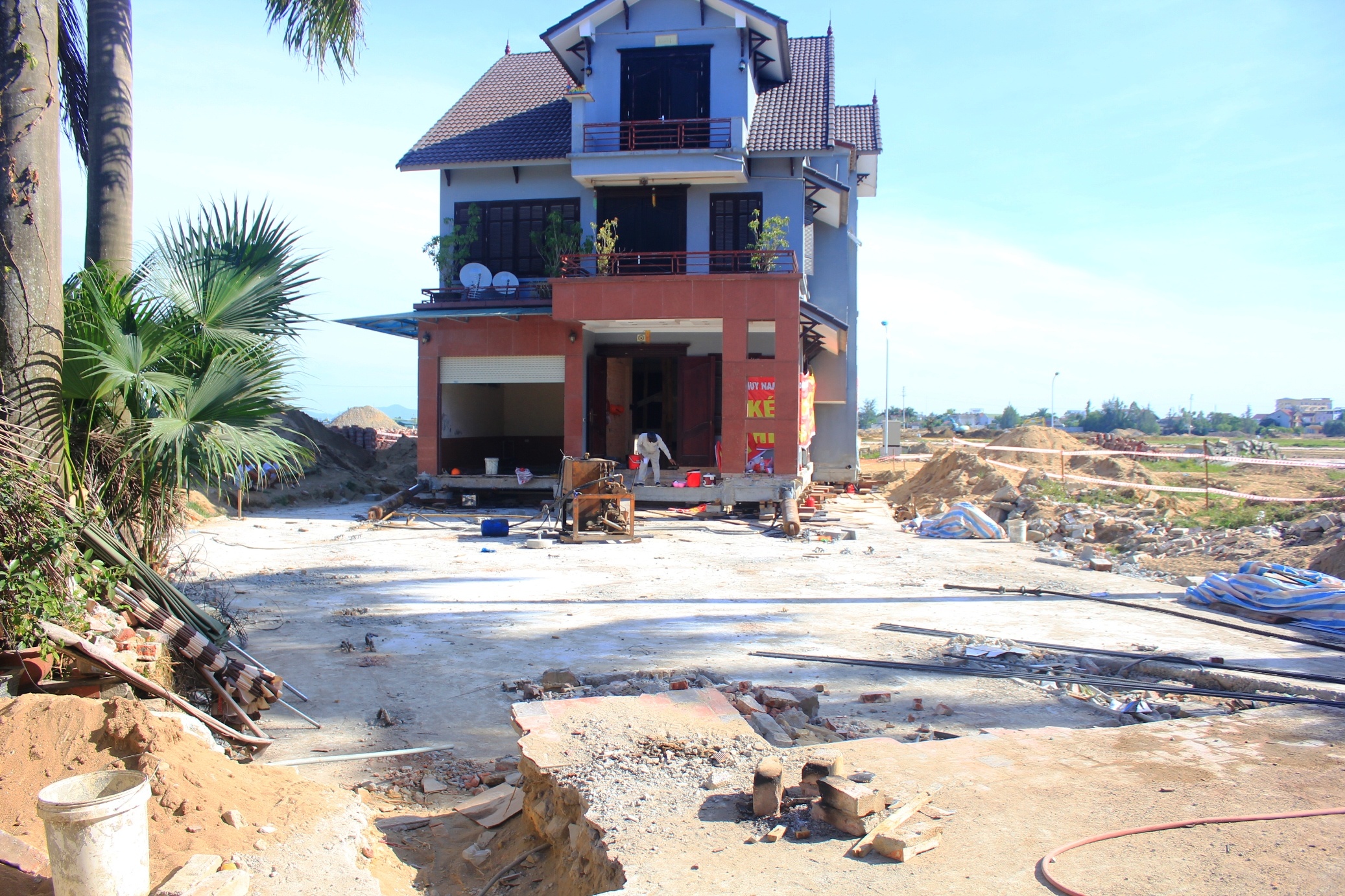 'Than den' o Nghe An hoan thanh viec di doi biet thu 800 tan anh 13