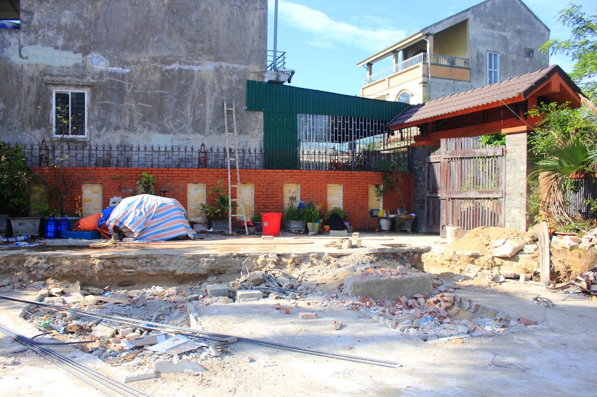 'Than den' o Nghe An hoan thanh viec di doi biet thu 800 tan anh 2