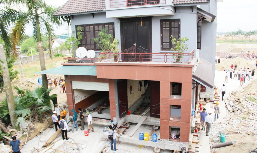 'Than den' o Nghe An hoan thanh viec di doi biet thu 800 tan anh 3