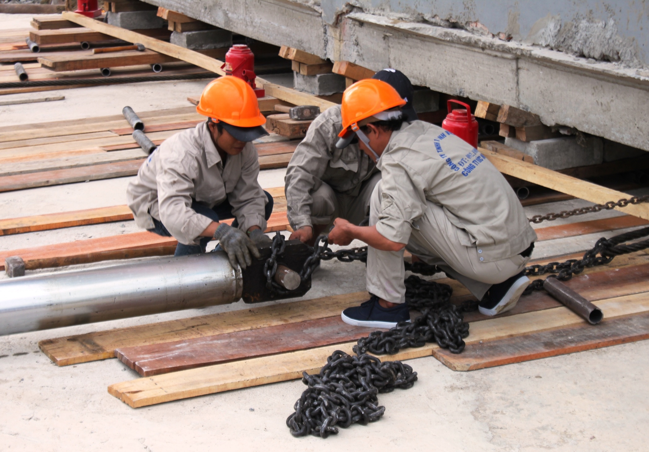 'Than den' o Nghe An hoan thanh viec di doi biet thu 800 tan anh 4