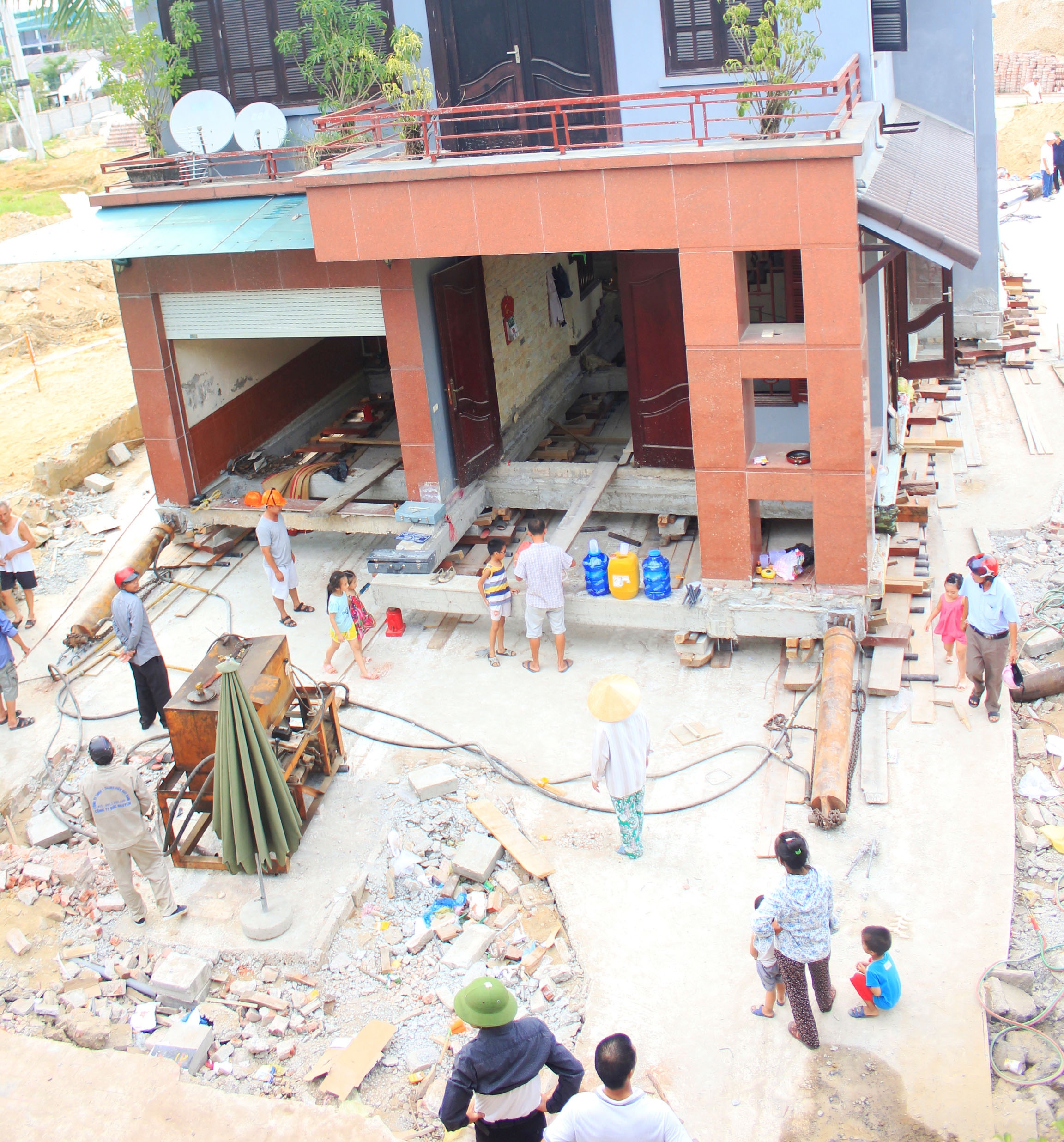 'Than den' o Nghe An hoan thanh viec di doi biet thu 800 tan anh 5