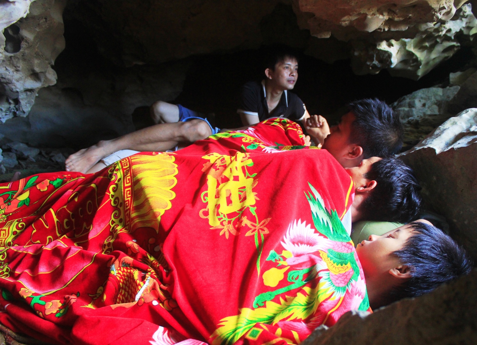 Dan chui vao hang tron nong 40 do C hinh anh