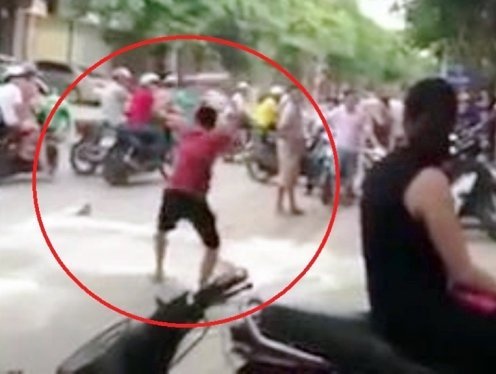 Ong bo dap 7 hop sua o sieu thi bi khoi to hinh anh