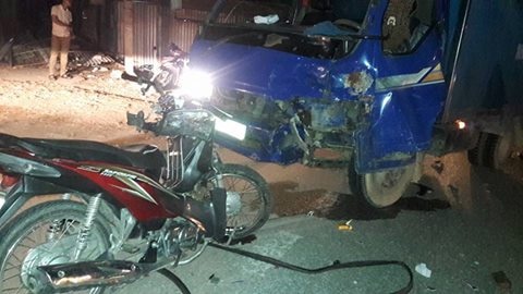 Xe may vo nat, gam vao dau oto sau cu dam truc dien hinh anh