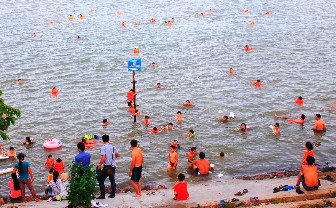 Nang nong, nguoi dan do xo ra song Lam tam mat hinh anh