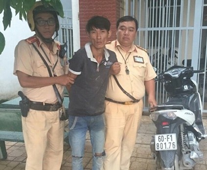 Theo dau dinh vi suot 100 km, nhom CSGT tom gon ke trom xe hinh anh
