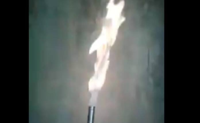 Gieng khoan dot ngot boc chay hinh anh