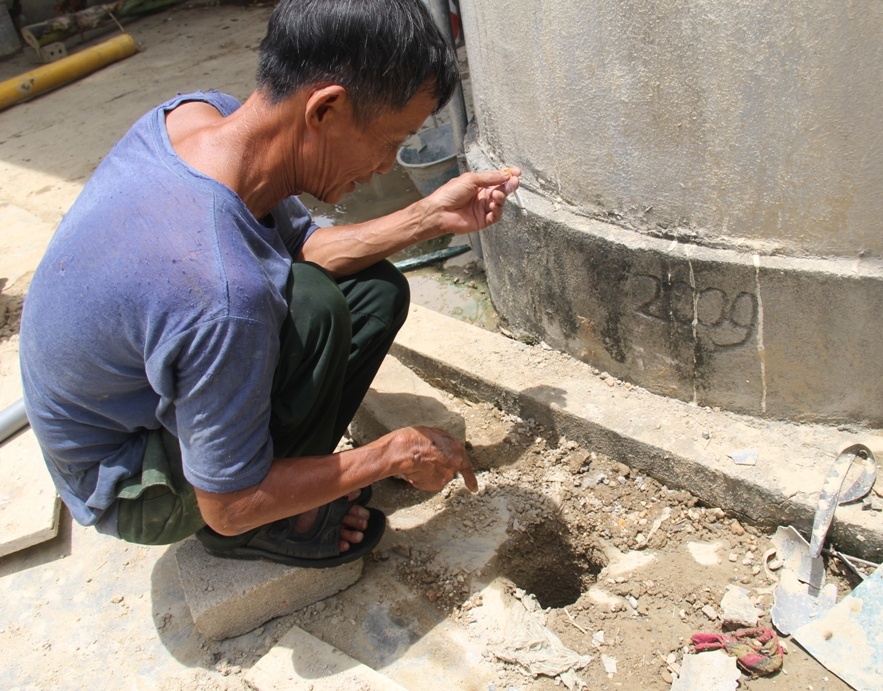Lua phat ra tu mieng gieng khoan anh 1