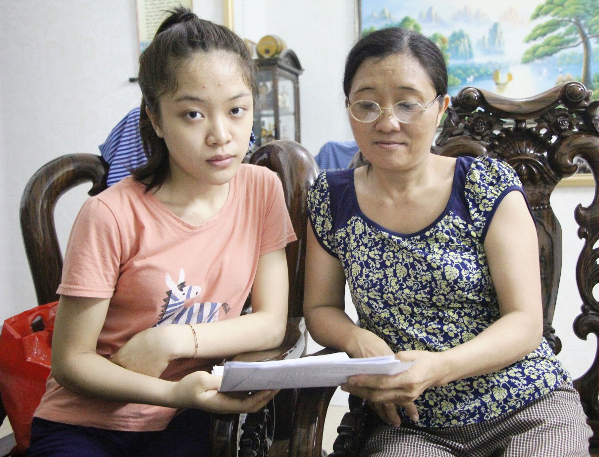 Nu sinh bi tu choi vao cong an anh 1