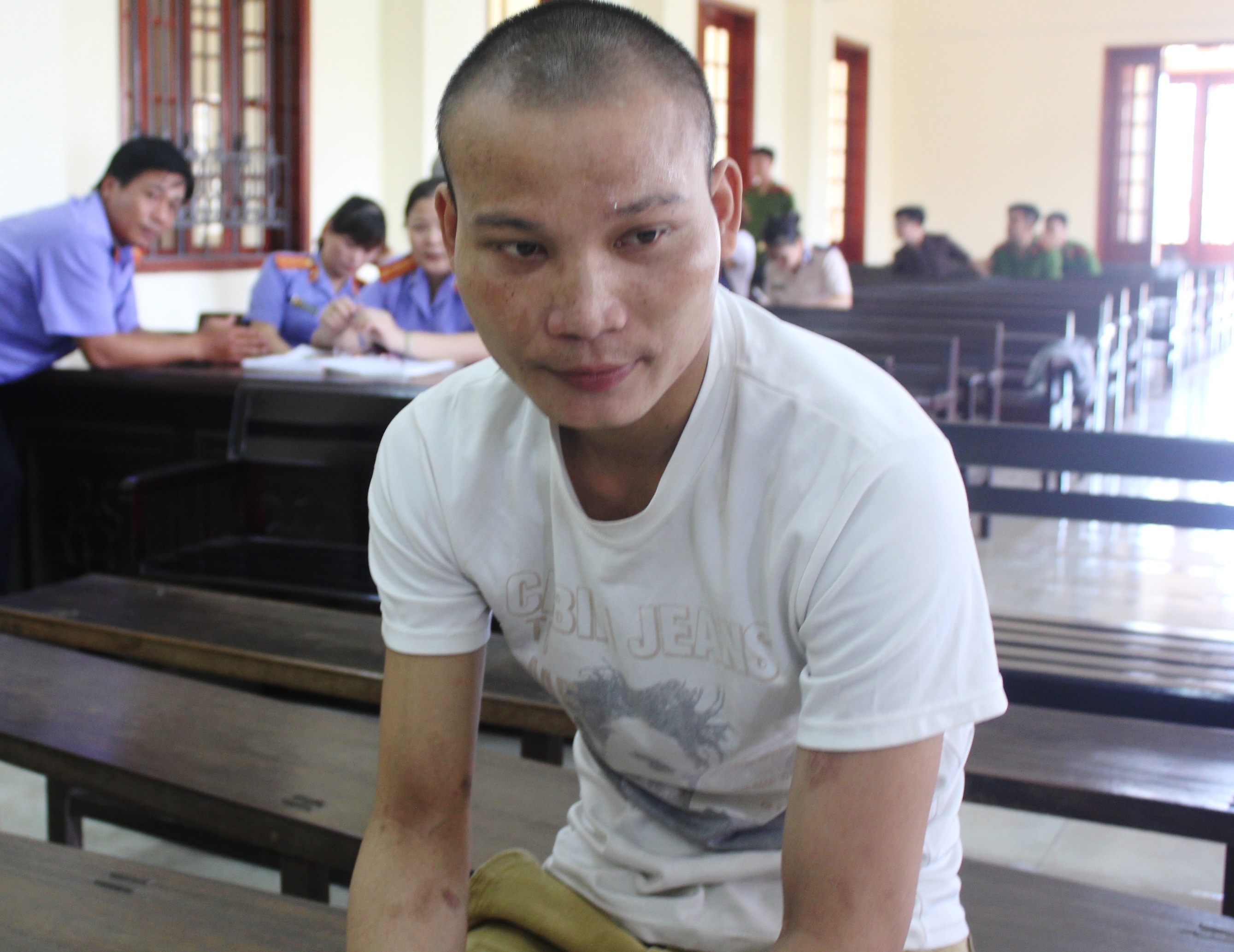 Mang an trong mot lan den nha ban gai choi hinh anh