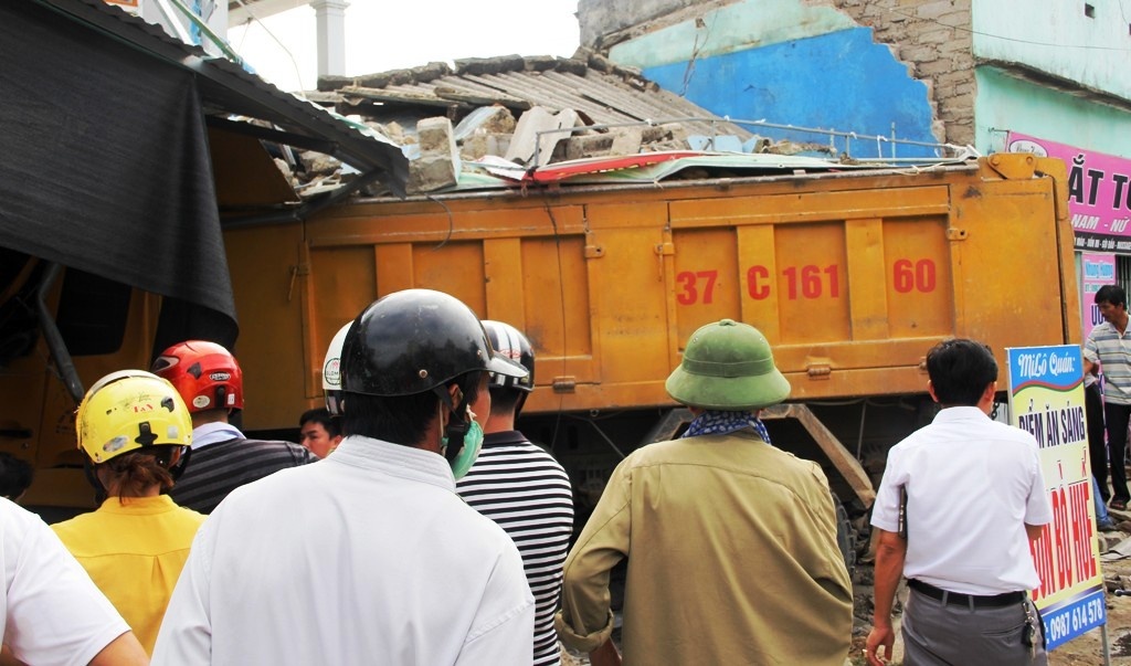 Xe tai lao vao nha dan anh 2