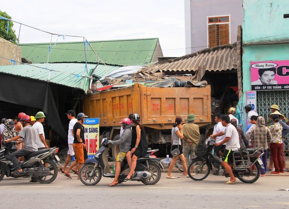 Xe tai lao vao nha dan, ba nguoi nhap vien cap cuu hinh anh