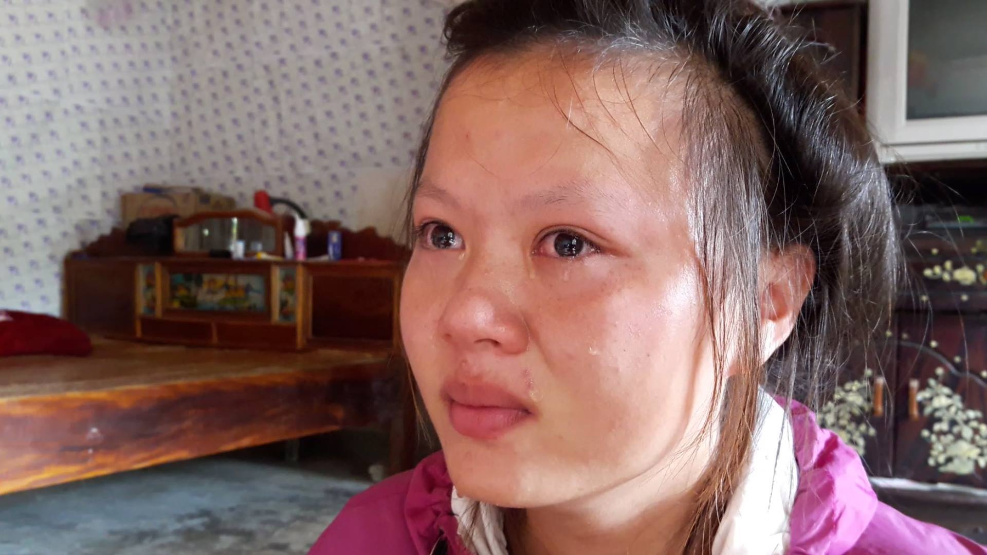 Nu sinh ngheo bat khoc vi khong co tien vao dai hoc hinh anh