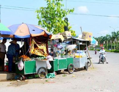 Doi pho quy tac do thi nhan tien bao ke hang rong hinh anh