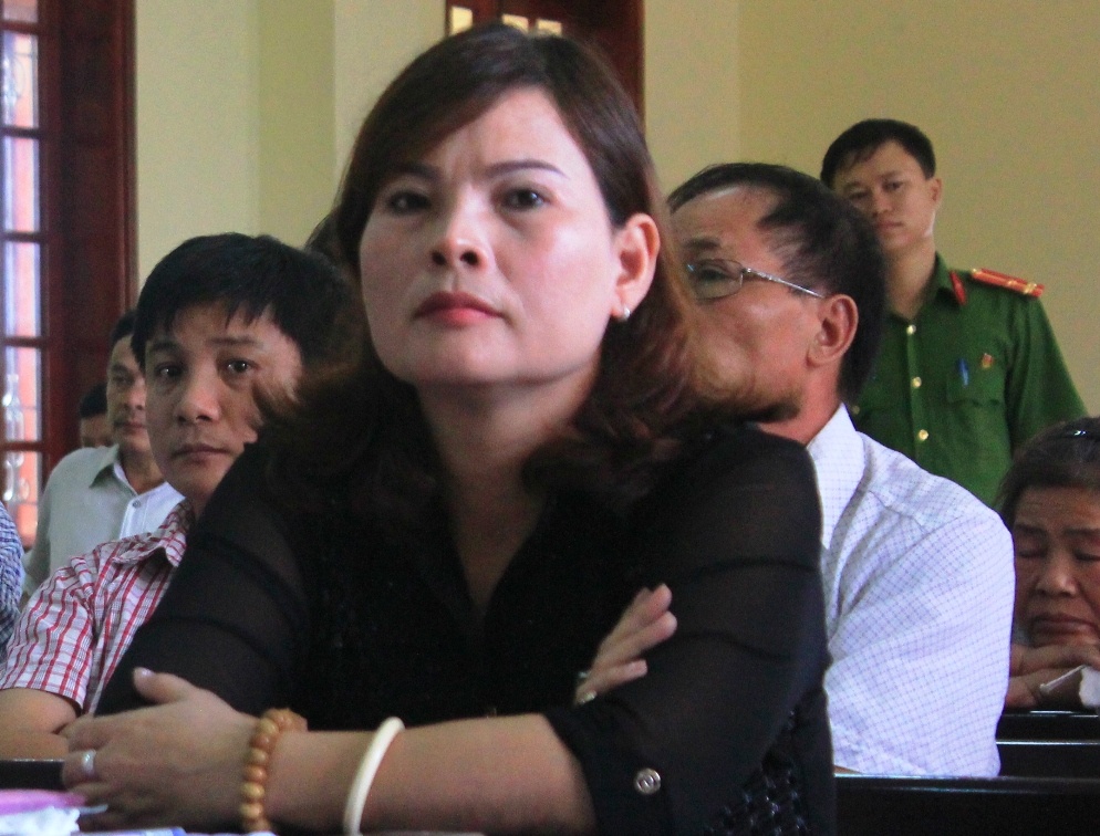 Can bo kiem lam voi tien . anh 2