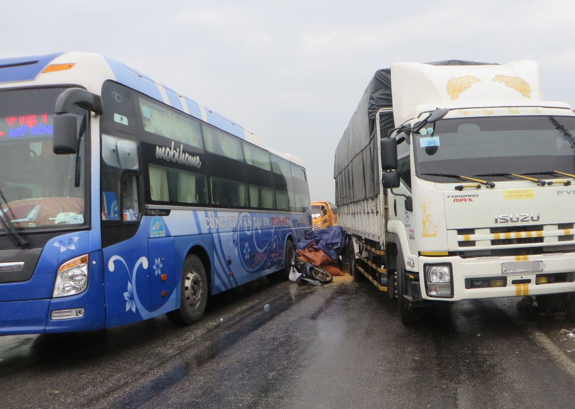 Xe may nat bet ket giua hai oto, nguoi dan ong nguy kich hinh anh