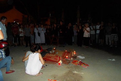 Di tham ong, hai chau nho roi xuong ao chet duoi hinh anh