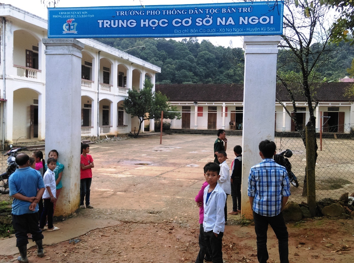 Hai nhom hoc sinh hon chien trong dem khuya hinh anh