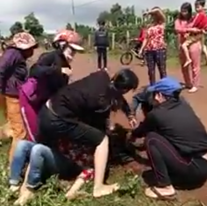Khoi to nhom danh ghen, cat toc co gai mang bau hinh anh