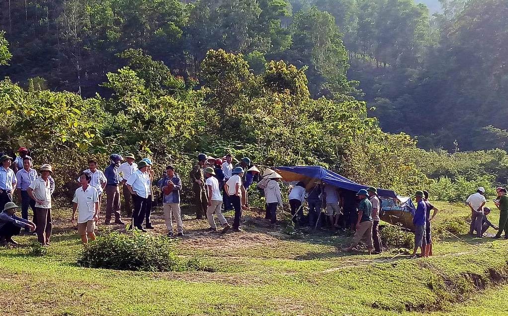 hoc sinh bi duoi nuoc anh 2