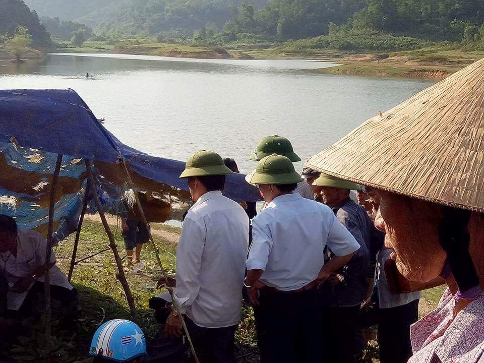 Say chan xuong ho sau, ba hoc sinh duoi nuoc thuong tam hinh anh