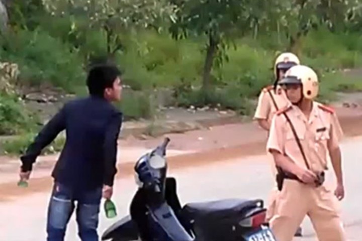 Ban bi giu xe, nam thanh nien nem thang cuc da vao mat CSGT hinh anh