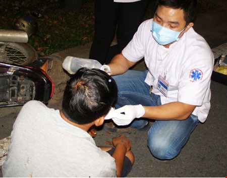 Trang dem cuu nguoi bi tai nan tai hien truong hinh anh