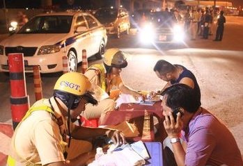 Goi dien cau cuu khi bi CSGT lap bien ban xu phat 16 trieu hinh anh