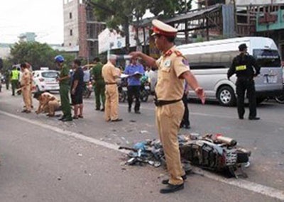 Xe tai chay vao gio cam tong 2 ong chau chet tai cho hinh anh