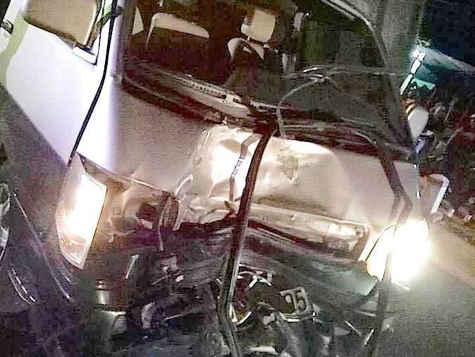 Exciter kep ba doi dau oto 16 cho, 3 nguoi tu vong hinh anh