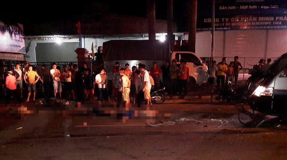 Xe máy đấu đầu xe khách, 3 người tử vong ảnh 1 Xe may dau dau xe khach, 3 nguoi tu vong anh 1