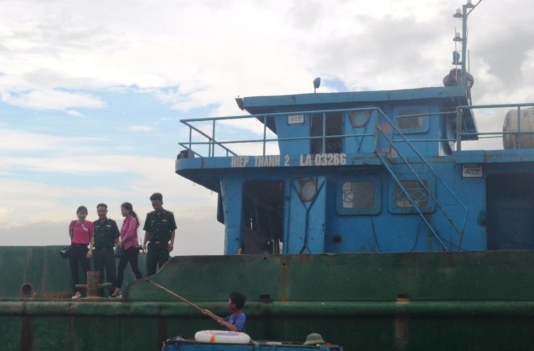 Tam giu tau do chat thai ra bien hinh anh