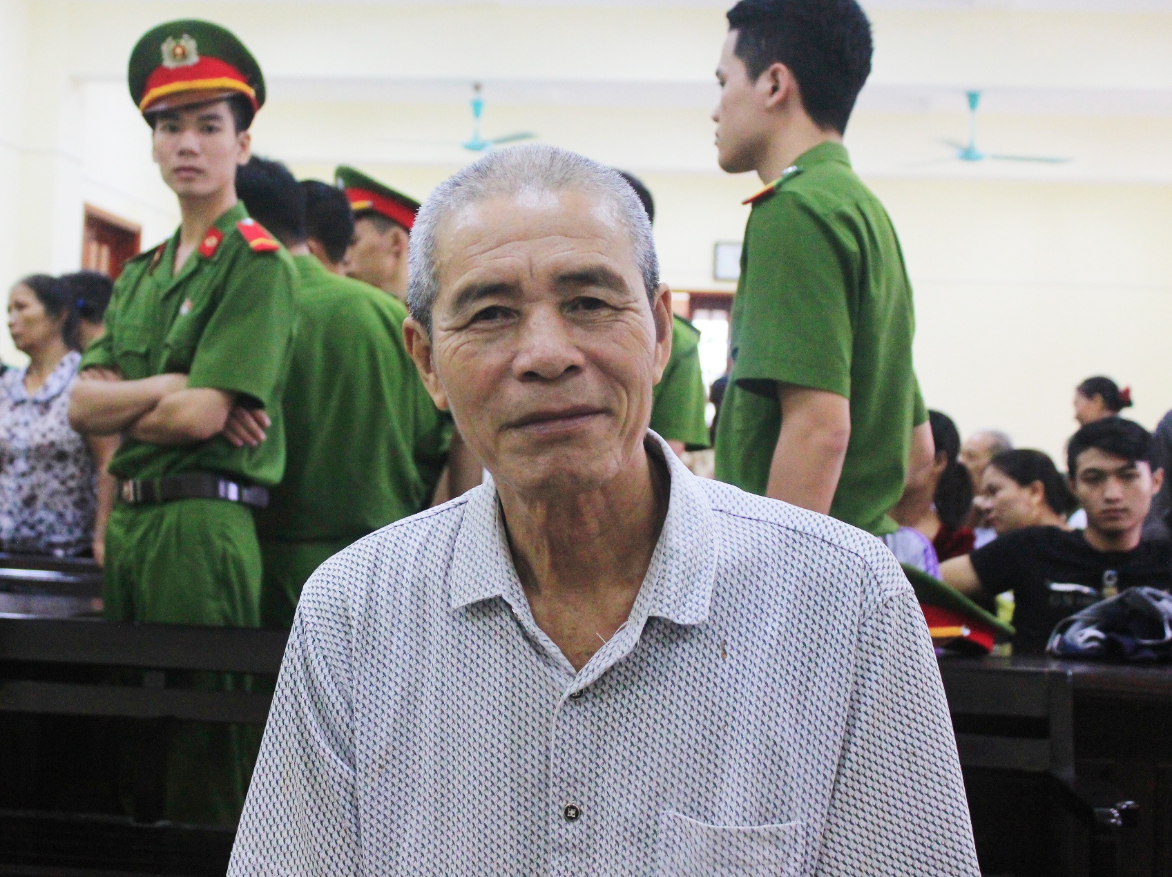 Ong lao lam nu sinh mang bau linh 12 nam tu hinh anh