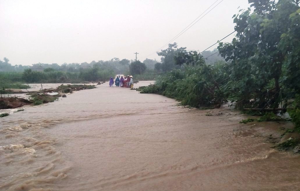 Mua lu o Nghe An: 4 nguoi mat tich, nhieu nha dan bi co lap hinh anh