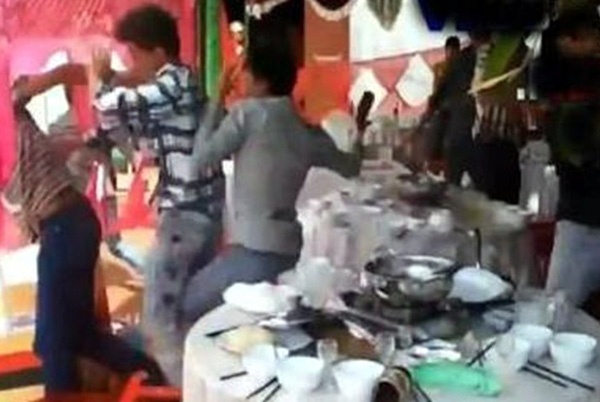 Mau thuan trong dam cuoi, vac dao chem 3 nguoi bi thuong hinh anh