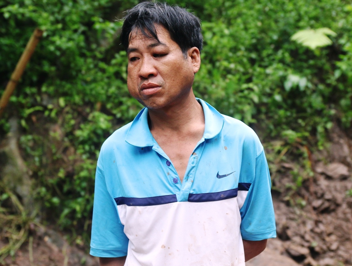 'Toi chi kip dua vo con len mo dat cao khi lu quet' hinh anh