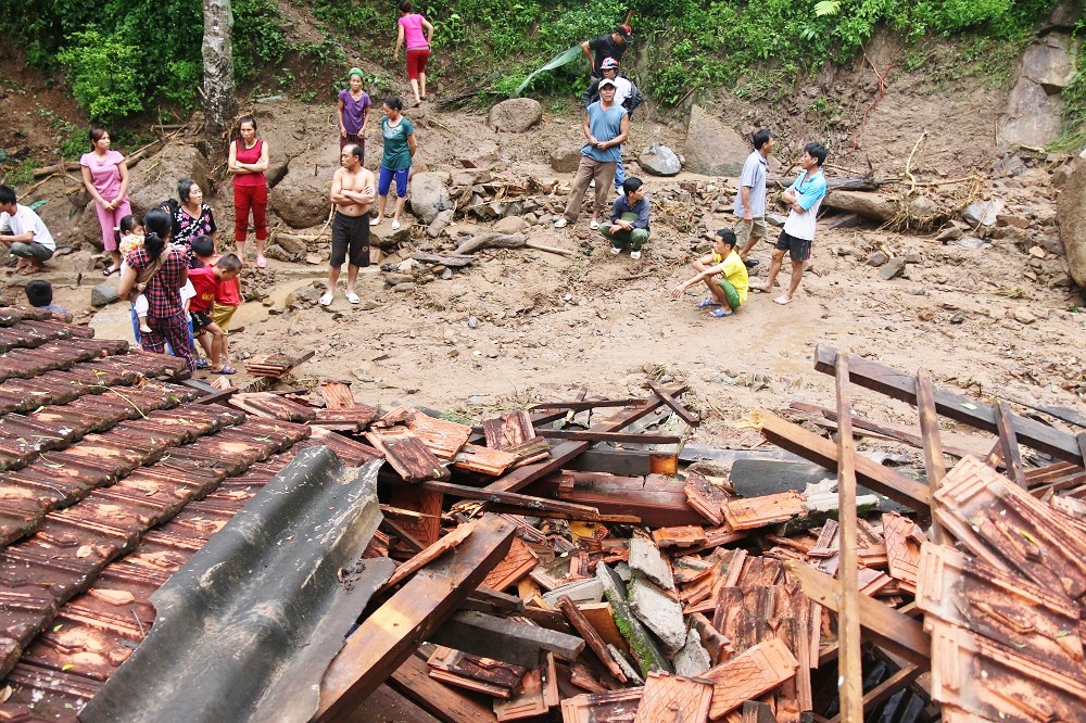 Lu quet cuon troi nha dan anh 1