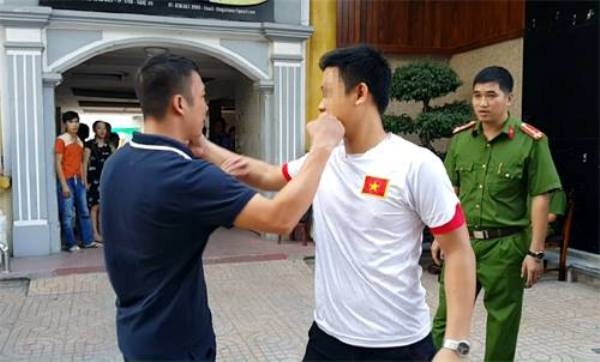 Dung hien truong vu no sung truoc quan karaoke o Vinh hinh anh