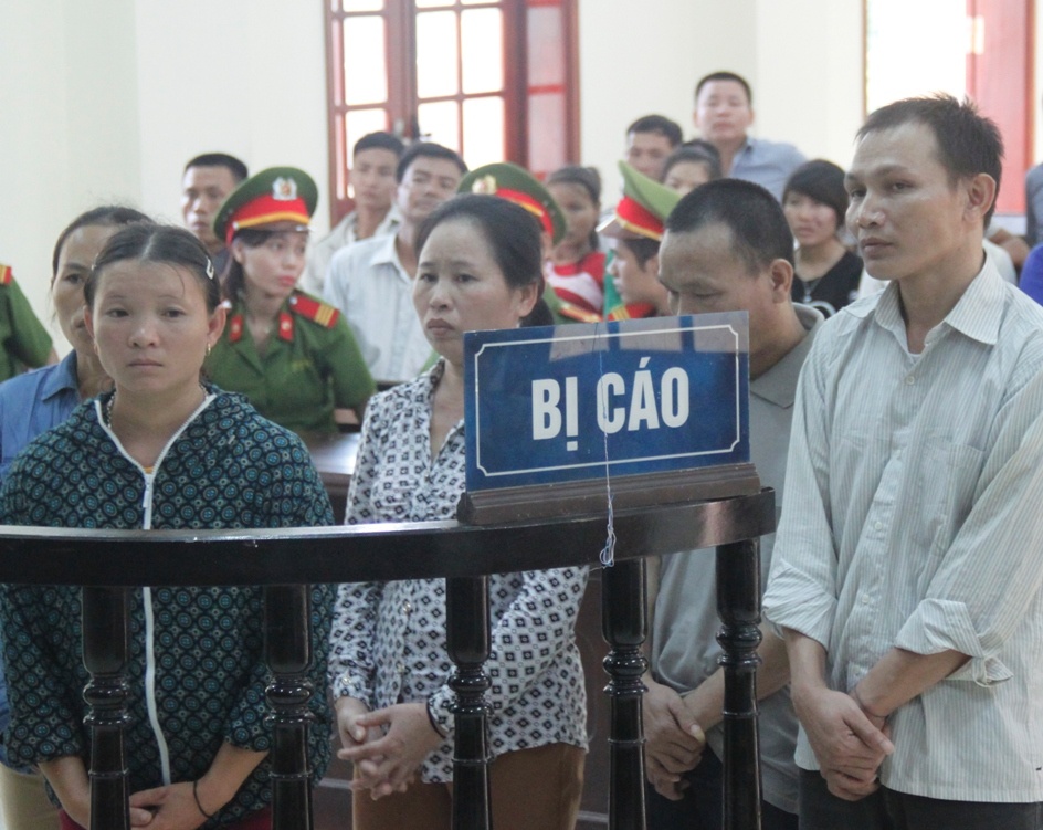 Be gai 4 tuoi bi ban sang Trung Quoc gia 70 trieu dong hinh anh