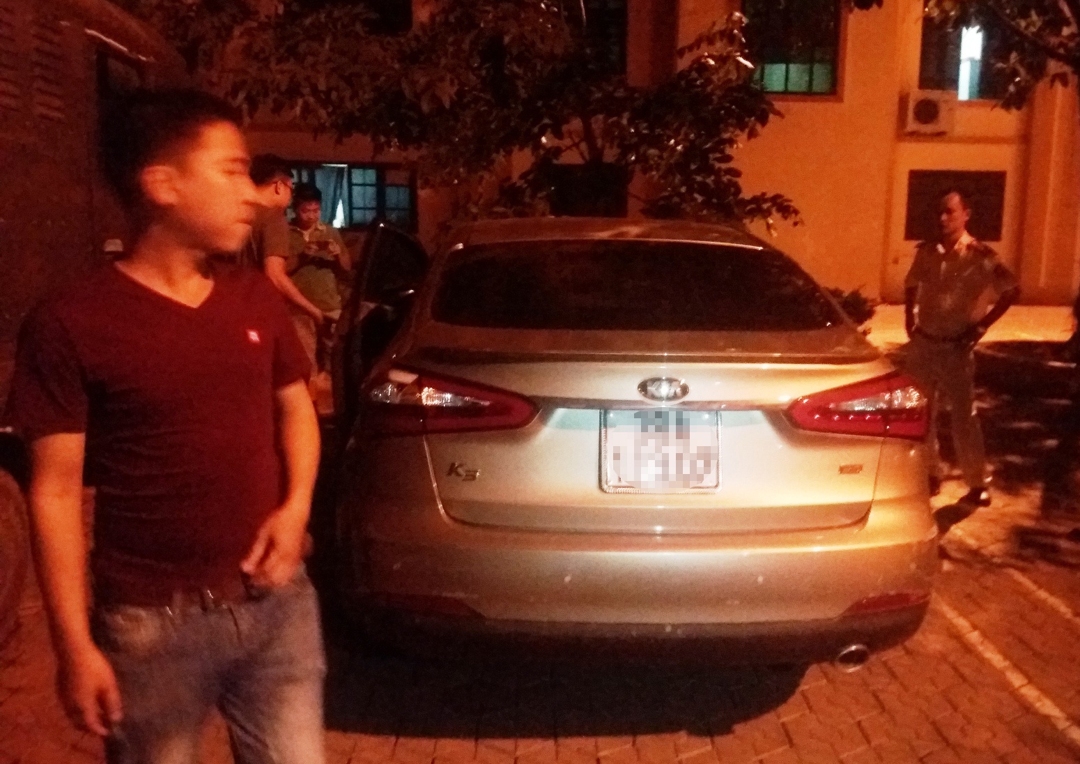 Tai xe lui xe chay tron, mot canh sat giao thong nhap vien hinh anh