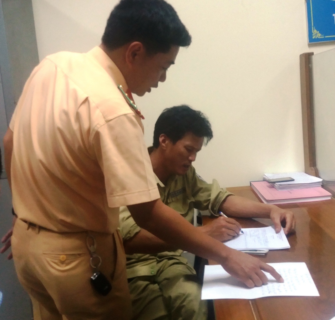 lùi xe đâm cảnh sát giao thông ảnh 2 lui xe dam canh sat giao thong anh 2