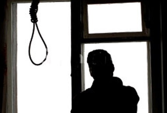 Thay giao treo co trong dem, de lai thu tuyet menh hinh anh