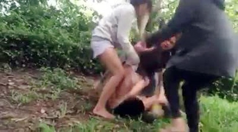 Cô gái bị đánh hội đồng ảnh 1 Co gai bi danh hoi dong anh 1