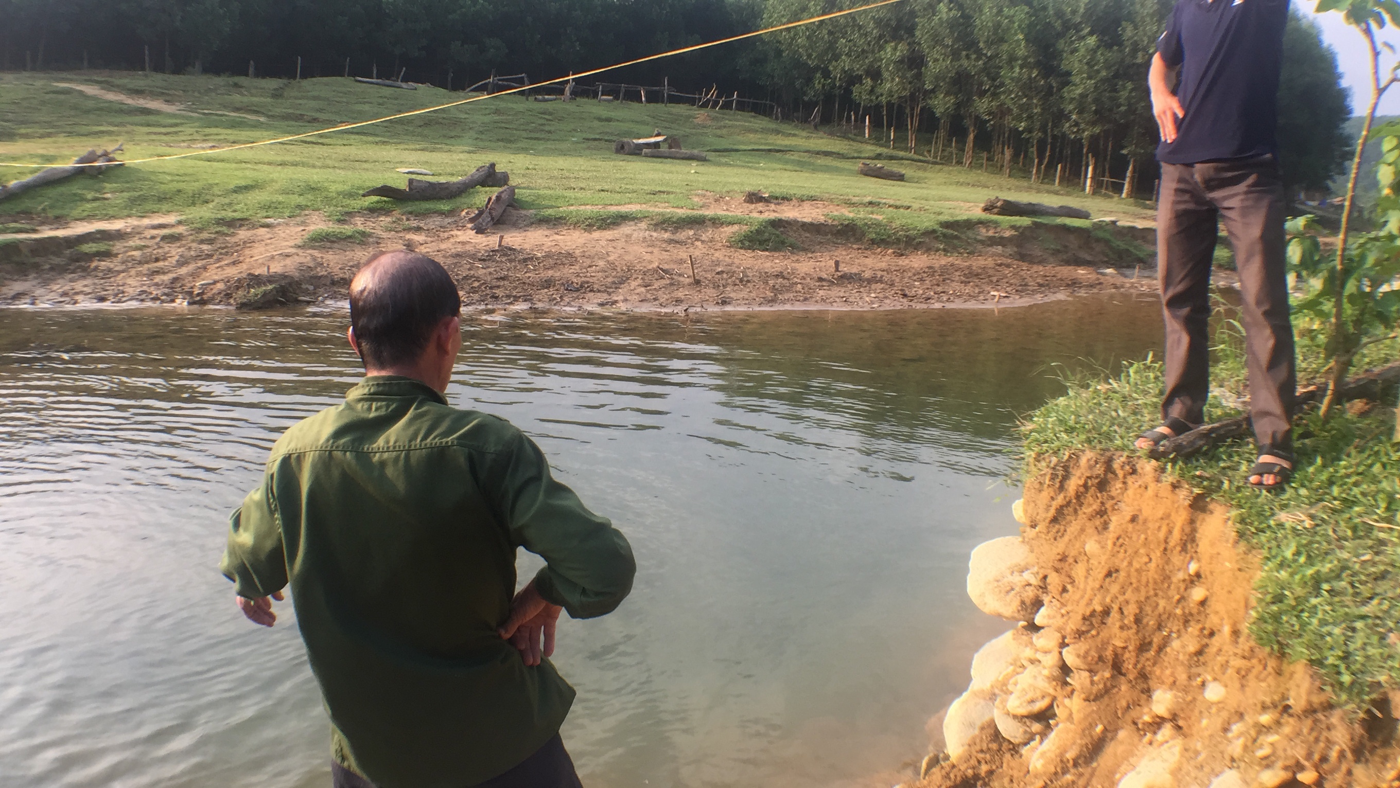 nam sinh cuu hai em nho duoi nuoc anh 2