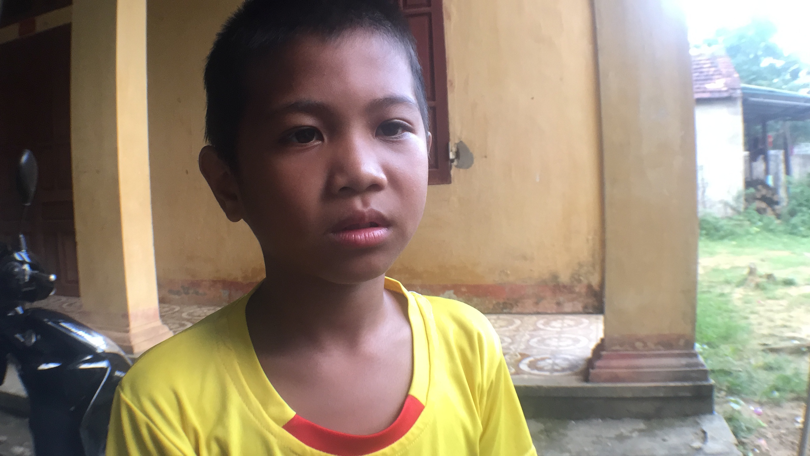 nam sinh cuu hai em nho duoi nuoc anh 1