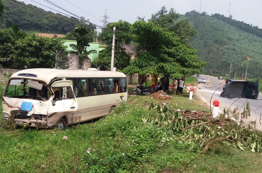 Xe khach dam lat oto tai, hanh khach hoang loan hinh anh