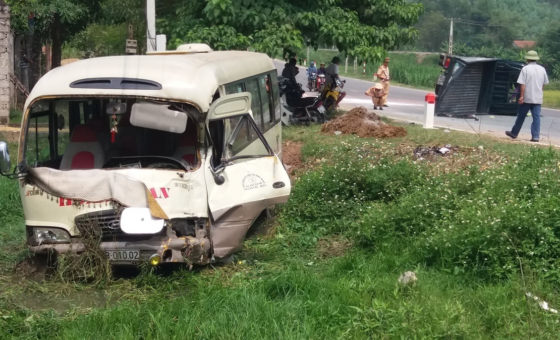 ôtô khách đối đầu xe tải ảnh 1 oto khach doi dau xe tai anh 1